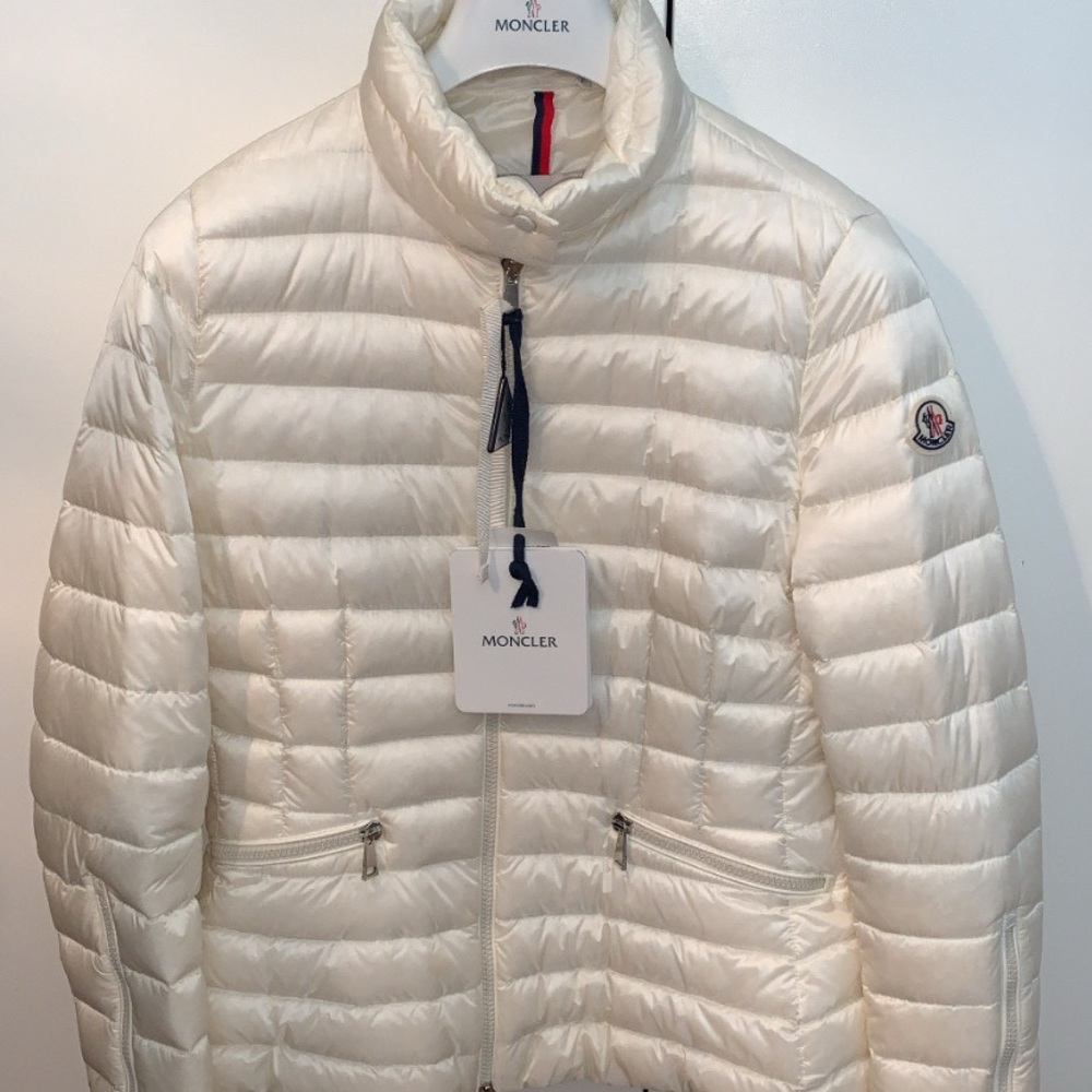 Moncler safre giubbotto women’s puffer jacket.Size 2 which is a US women medium.